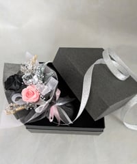 プリザーブドフラワー／花束ボックス／3色のミニ薔薇と小花のミニ花束 ベビーピンク