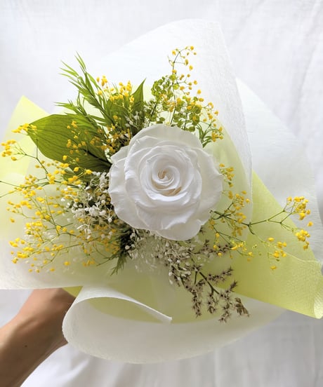 プリザーブドフラワー大輪の白の薔薇とかすみ草の花束（花束ラッピング）