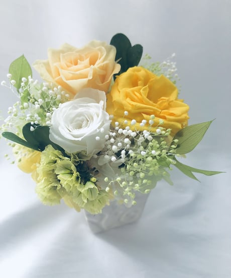 プリザーブドフラワー黄色と白とパステルオレンジローズ、小花のアレンジ【フラワーケースリボンラッピングつき】