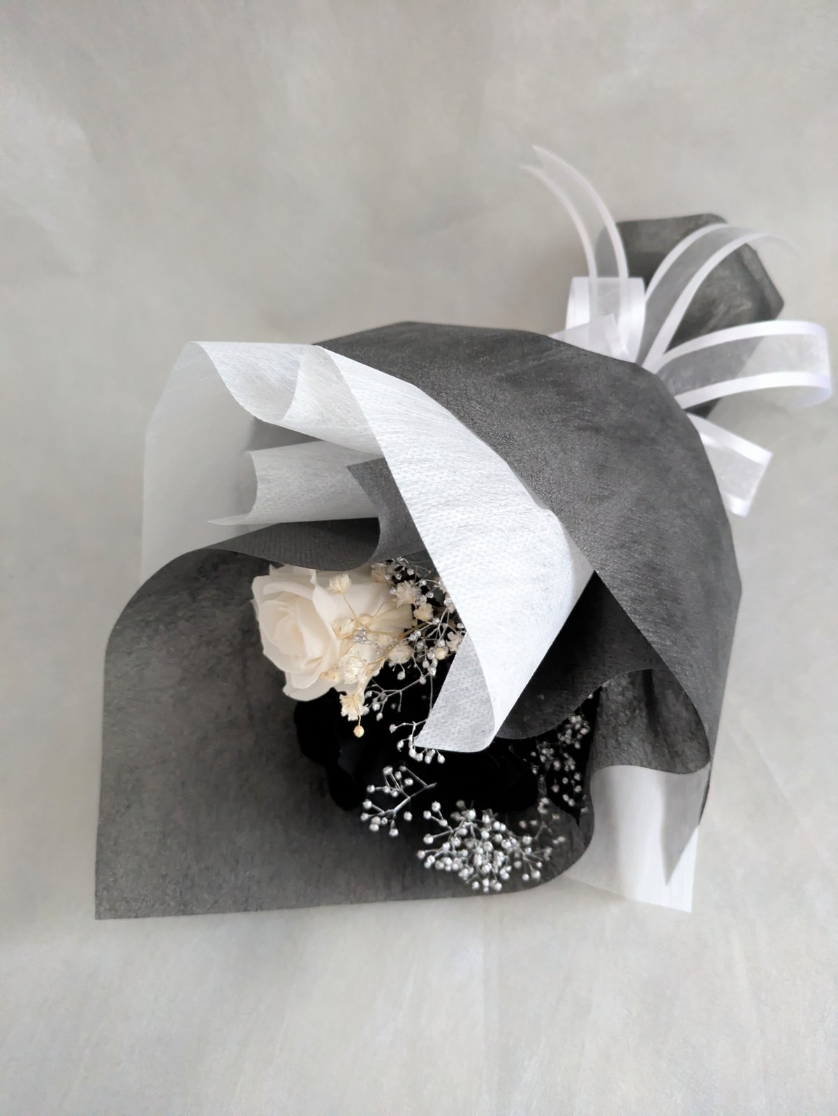 プリザーブドフラワー／黒と白薔薇のシックな3輪花束 | 世都華