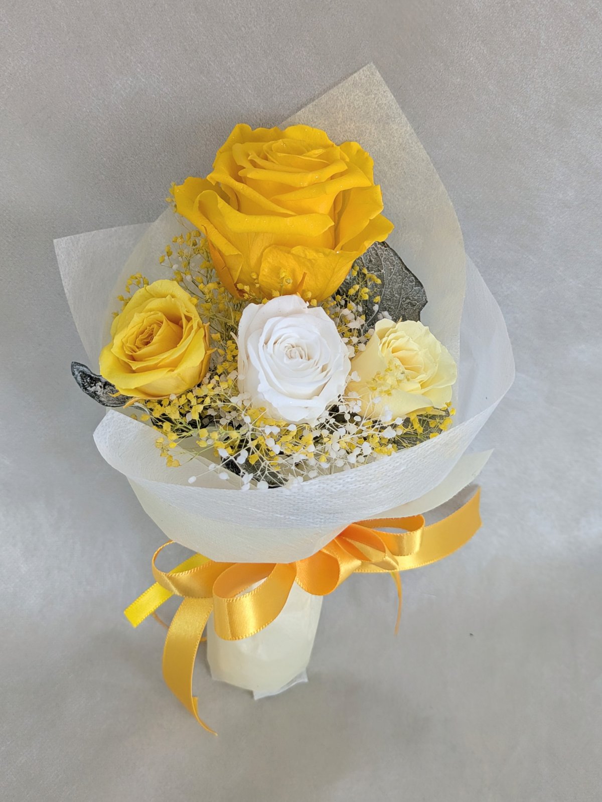 プリザーブドフラワー／ゴールドイエローとミニ薔薇とかすみ草花束