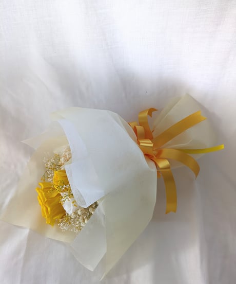 プリザーブドフラワー／大輪の黄色の薔薇とミニ薔薇とかすみ草のふんわり花束