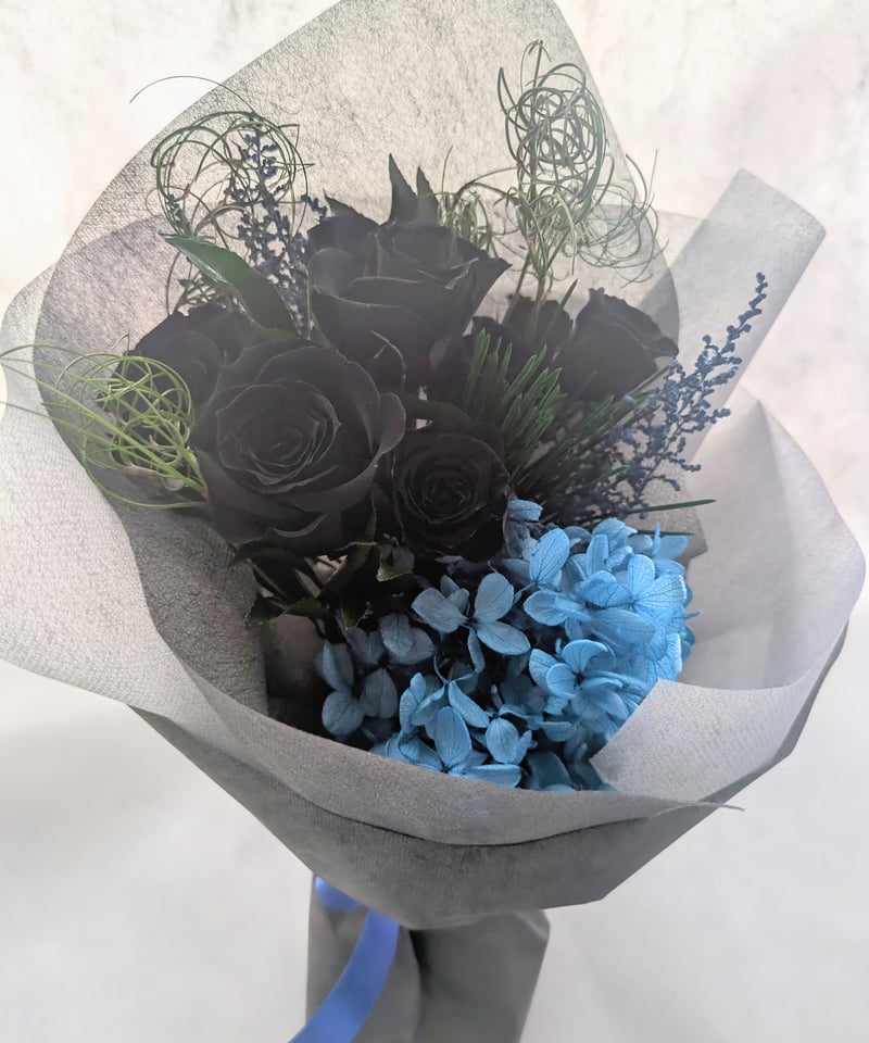 プリザーブドフラワー／黒薔薇7輪と緑と青い紫陽花の花束（黒薔薇の