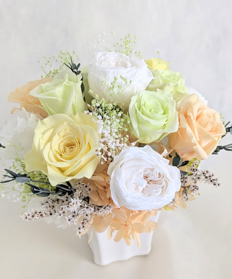 プリザーブドフラワー／ふんわりと明るく優しい薔薇たちの白い陶器アレンジ（フラワーケースリボンラッピング）