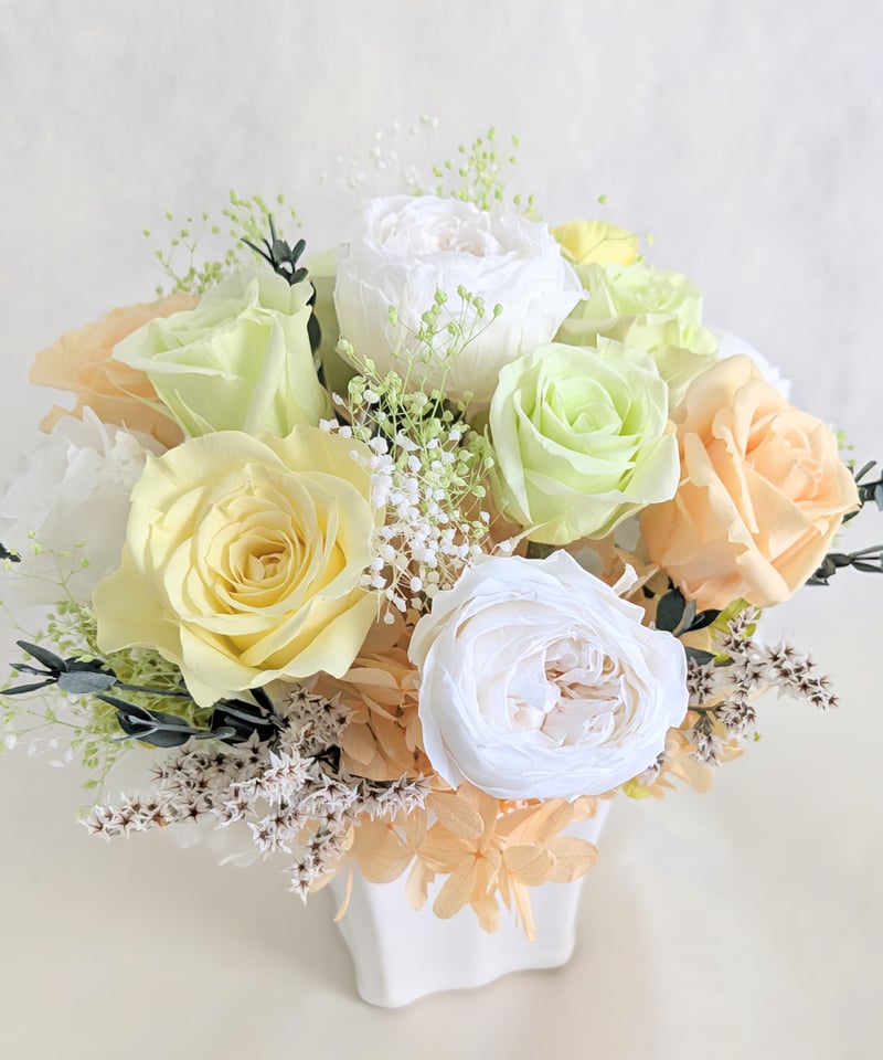 プリザーブドフラワー／ふんわりと明るく優しい薔薇たちの白い陶器