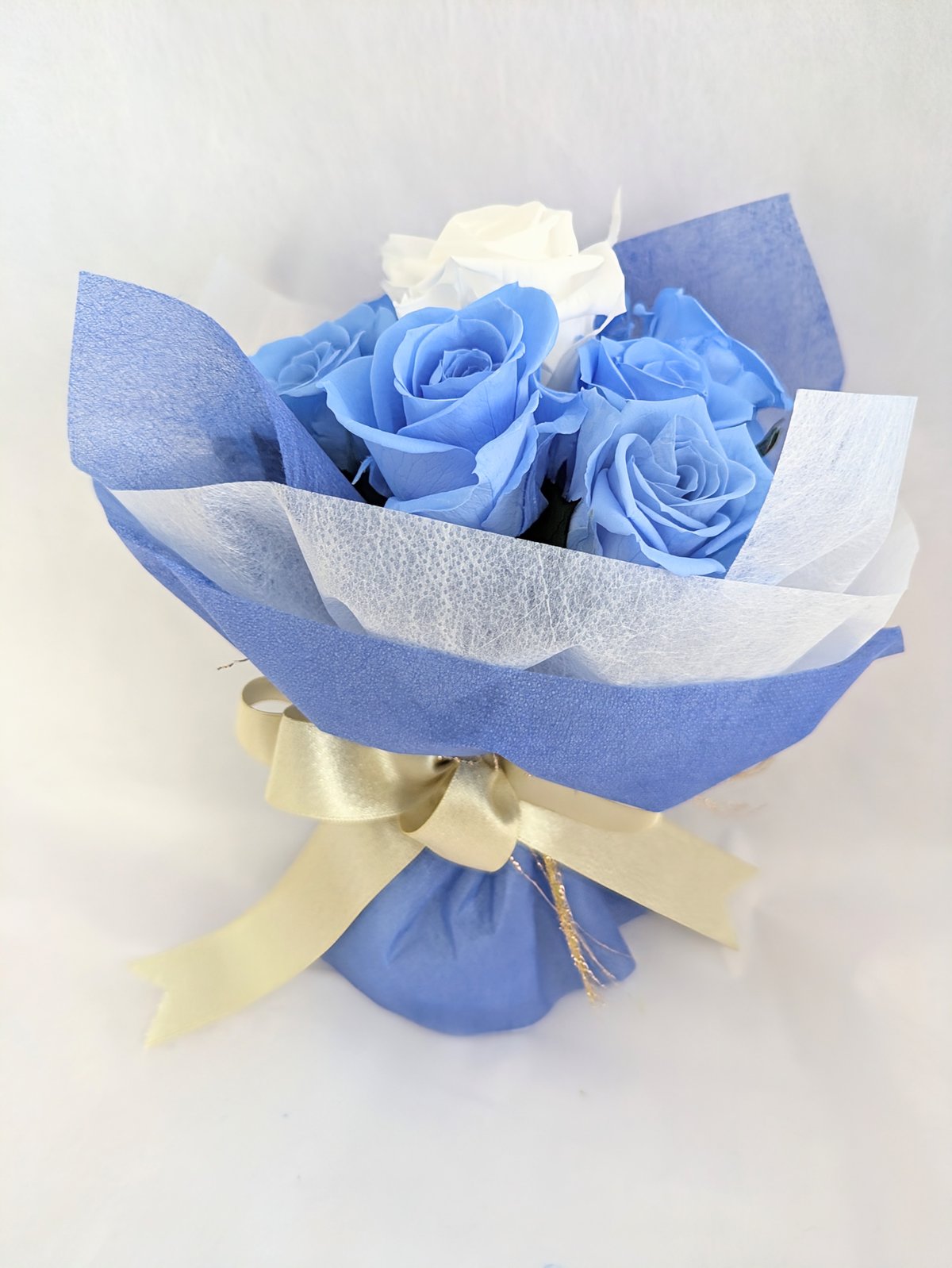 プリザーブドフラワ／空色に染まったブルーローズと白い薔薇の10輪花束
