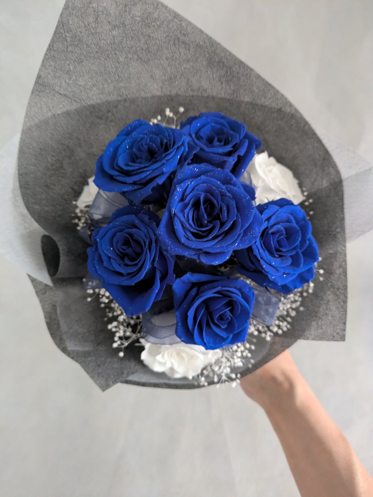 プリザーブドフラワー／青い薔薇と白い薔薇輪のふんわりかすみ草の花