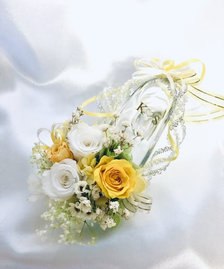 【プリザーブドフラワー／ガラスの靴ミニシリーズ】白と黄色の薔薇に小花をそえたフラワーシューズ