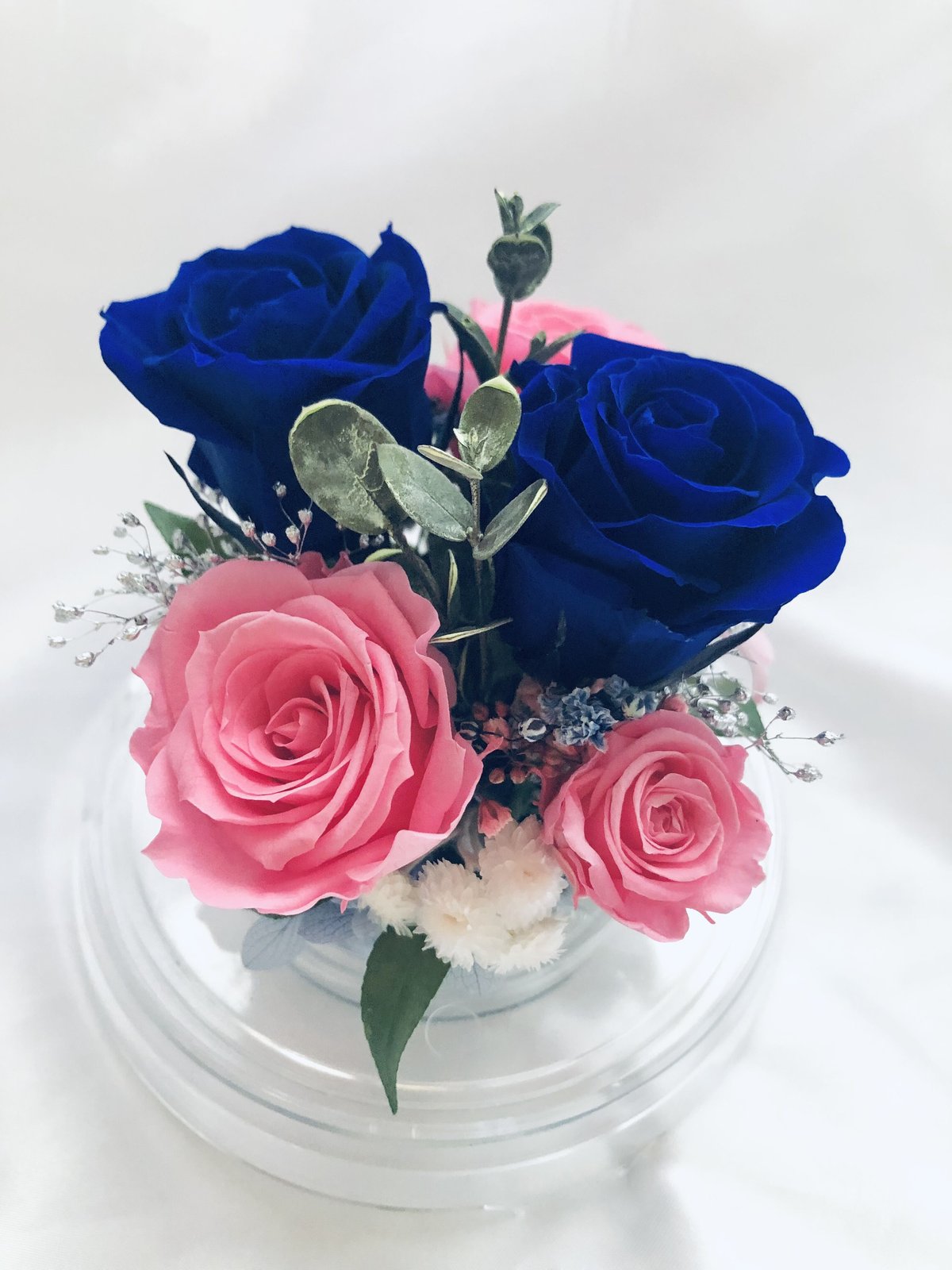 プリザーブドフラワー／ドームの中に咲く青とピンクの薔薇と小花の