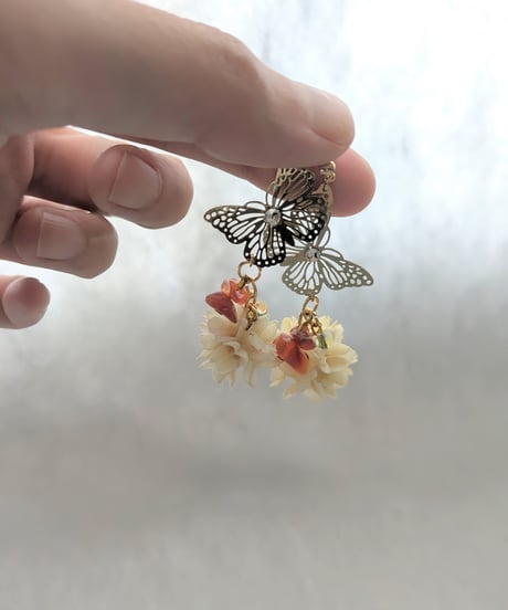自然素材アクセサリー／木の実と蝶々のピアス／イヤリングに変更可金属アレルギー対応（天然素材アクセサリー両耳用）