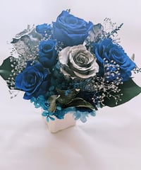 青い薔薇とシルバーローズアレンジ/プリザーブドフラワー夜空の輝き（フラワーケースリボンラッピング付き）