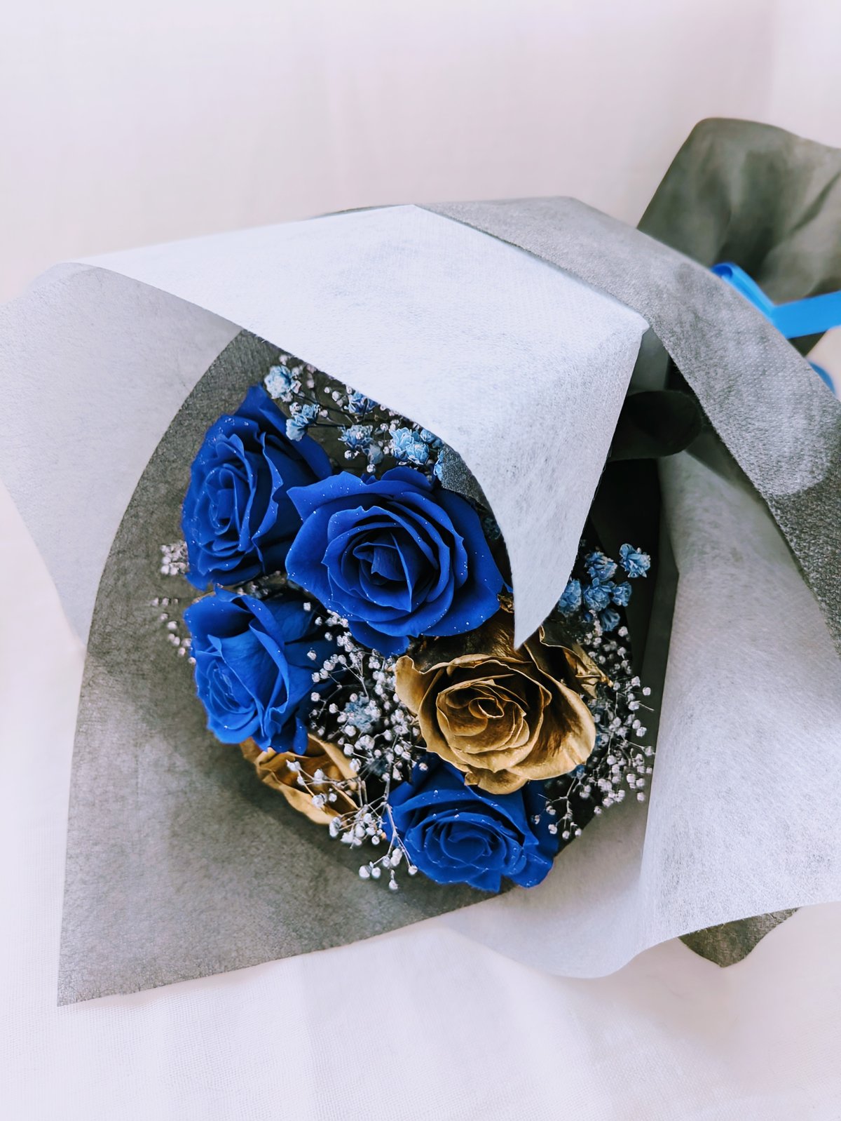 プリザーブドフラワー青とゴールドローズの6輪 枯れない花束（花束