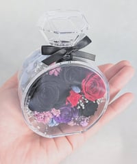 プリザーブドフラワー黒薔薇の魔法発動中シリーズ／薔薇とかすみ草の香水瓶フラワーギフト
