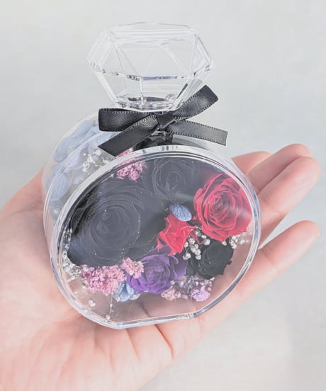 プリザーブドフラワー黒薔薇の魔法発動中シリーズ／薔薇とかすみ草の香水瓶フラワーギフト