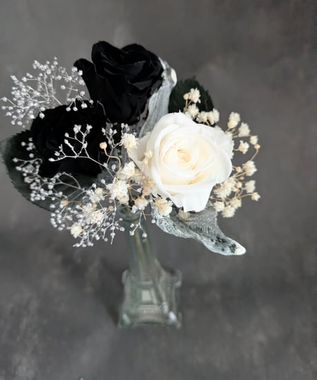 プリザーブドフラワー／黒と白薔薇のシックな3輪花束