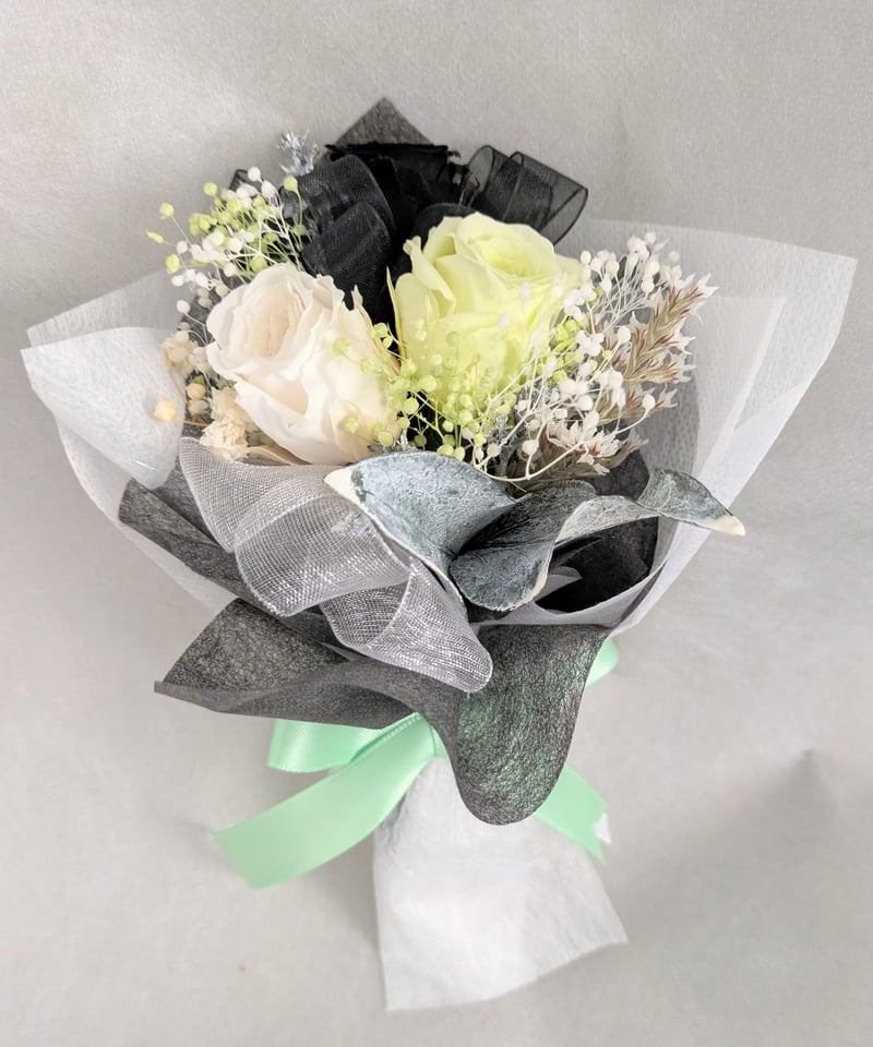 プリザーブドフラワー／花束ボックス／3色のミニ薔薇と小花のミニ花束