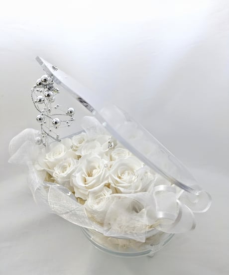 【プリザーブドフラワー／グランドピアノシリーズ】清楚な白い薔薇に純粋な想いを込めて