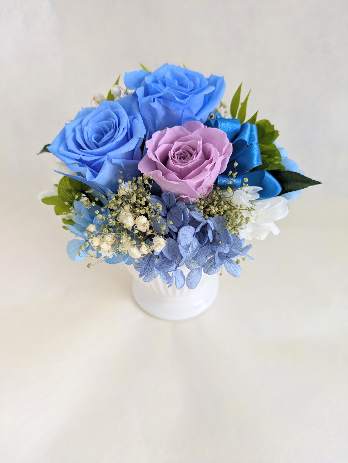プリザーブドフラワー／ふんわりと明るく優しい薔薇たちの白い陶器