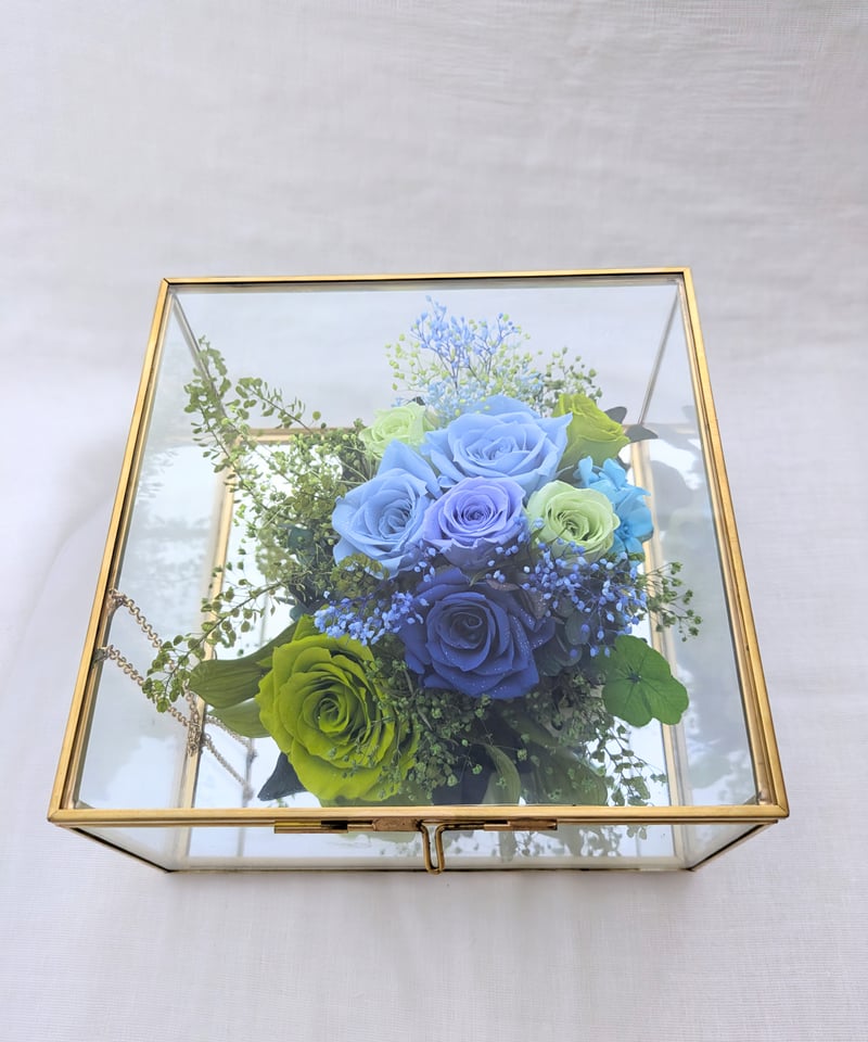 透明な宝石箱には緑とブルーローズの癒しの世界／プリザーブドフラワー