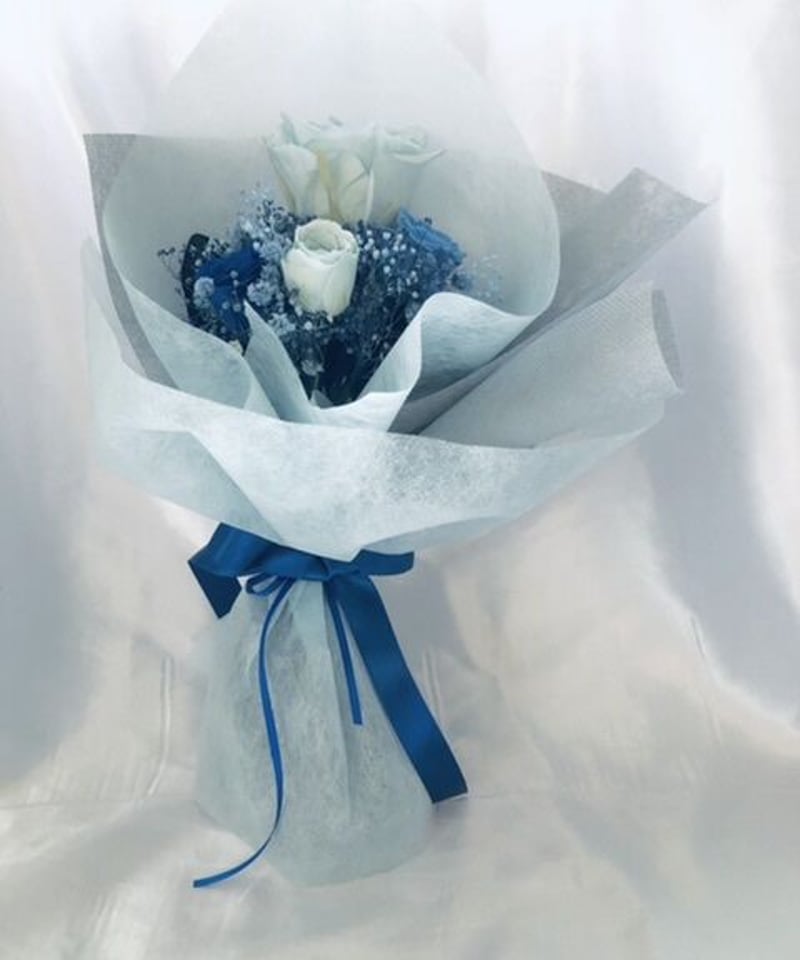 ベビーブルーローズとミニ薔薇とかすみ草のふんわり花束（プリザーブド