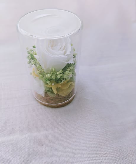 プリザーブドフラワー／　白いミニ薔薇と小花のミニガラスボトルギフト