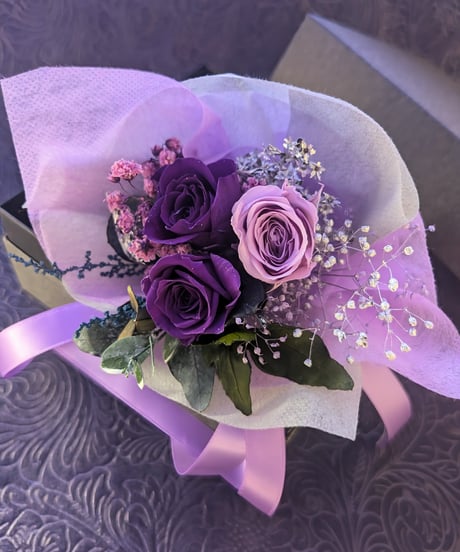 プリザーブドフラワー／魔法界からの魔法発動中シリーズ／紫のミニ薔薇と小花の花束BOX