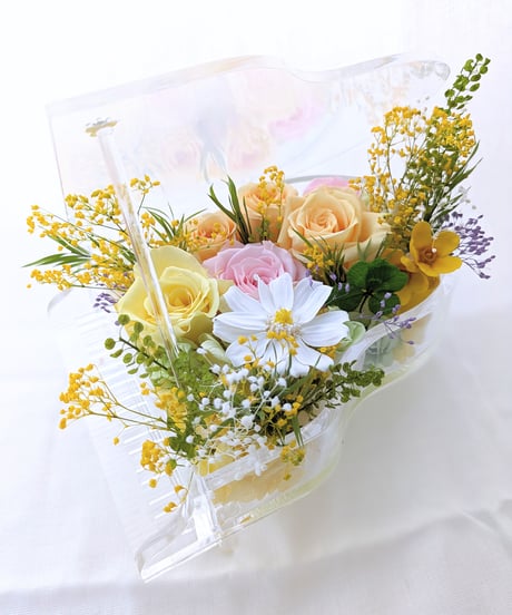 プリザーブドフラワーピアノアレンジ／小花と薔薇と四ツ葉のクローバーの優しい音色（フラワーケース付き）