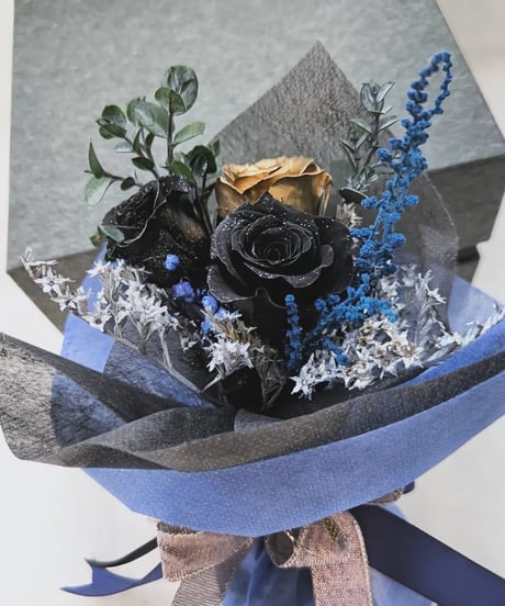 プリザーブドフラワー黒薔薇の魔法発動中シリーズ／ミニ黒薔薇とゴールドローズの魔法の花束BOX／黒執事からの贈り物