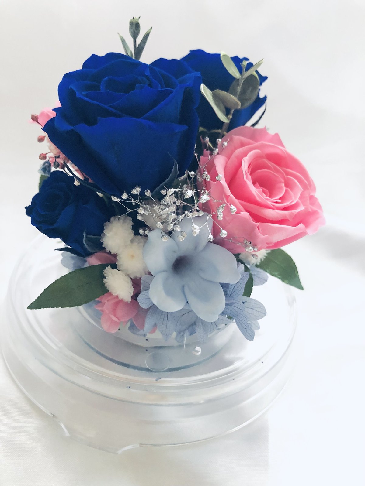 プリザーブドフラワー／ドームの中に咲く青とピンクの薔薇と小花の