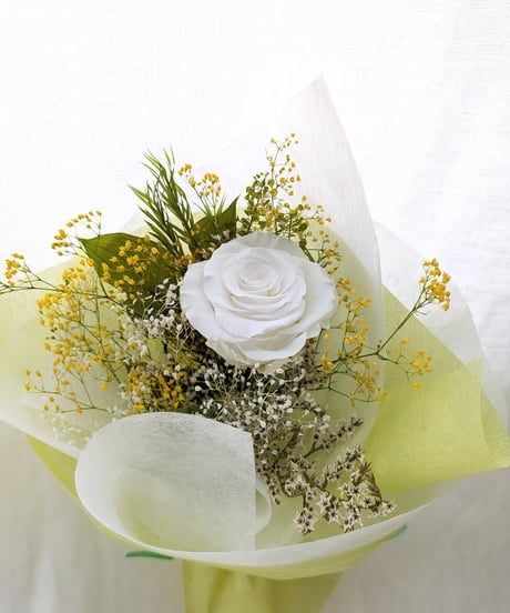 プリザーブドフラワー大輪の白の薔薇とかすみ草の花束（花束ラッピング）