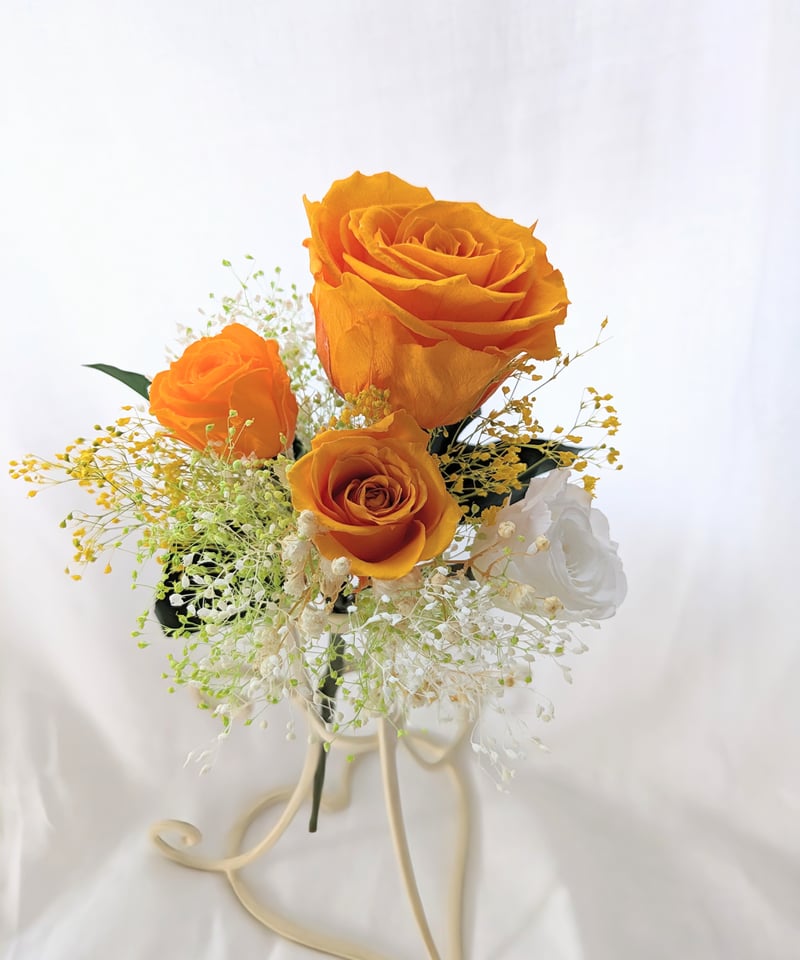 プリザーブドフラワー／大輪のオレンジの薔薇とミニ薔薇とかすみ草の 