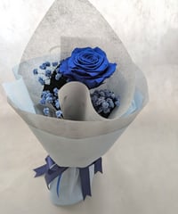 【プリザーブドフラワー／青薔薇とブルーカスミ草の一輪ラッピング】