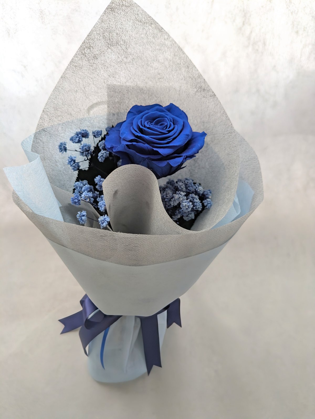 プリザードフラワー　ブルーローズ　青い薔薇一輪 プリザーブドフラワー／青薔薇とブルーカスミ草の一輪ラッピング