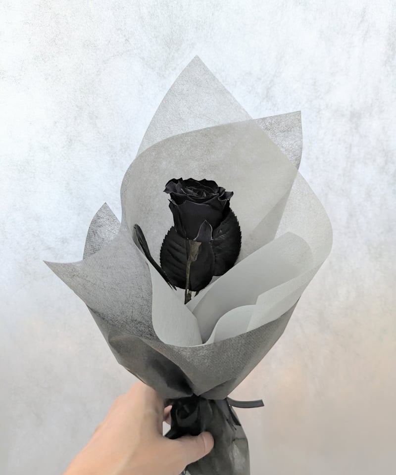 プリザーブドフラワー／黒い薔薇の一輪花束ラッピング】 黒薔薇の魔法