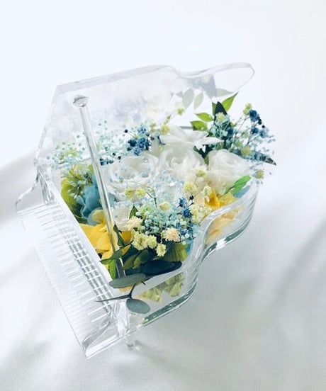 【プリザーブドフラワー／グランドピアノシリーズ】白い花たちのピュアな輝きに小花をそえて【フラワーケース付き】