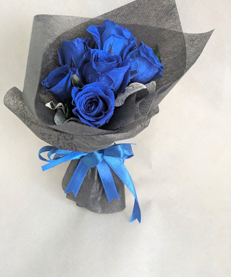 プリザーブドフラワー／青いミニ薔薇6輪の花束ボックス縦横14cmの