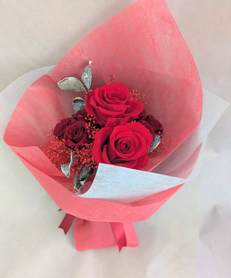 赤いバラと白いかすみ草のブーケ　プリザーブドフラワー プリザーブドフラワー赤薔薇とミニ薔薇とかすみ草のふんわり花束8本