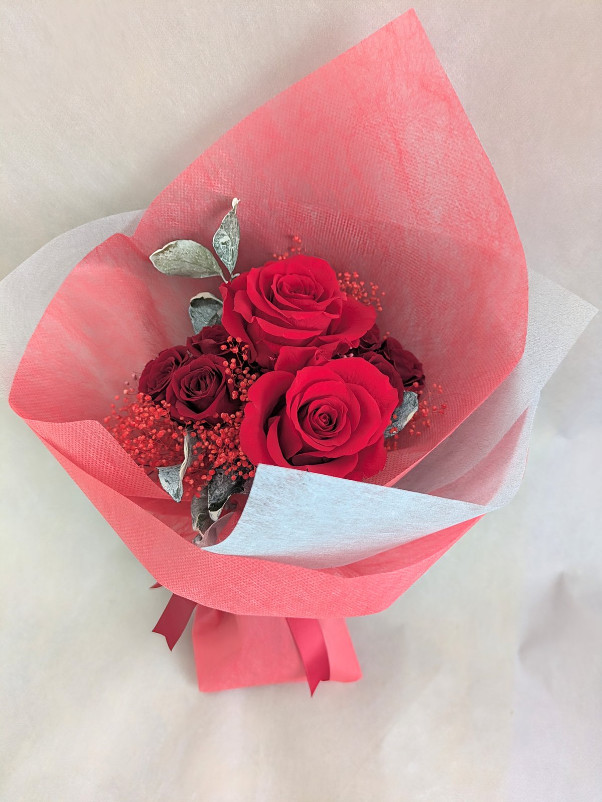 プリザーブドフラワー赤薔薇とミニ薔薇とかすみ草のふんわり花束8本