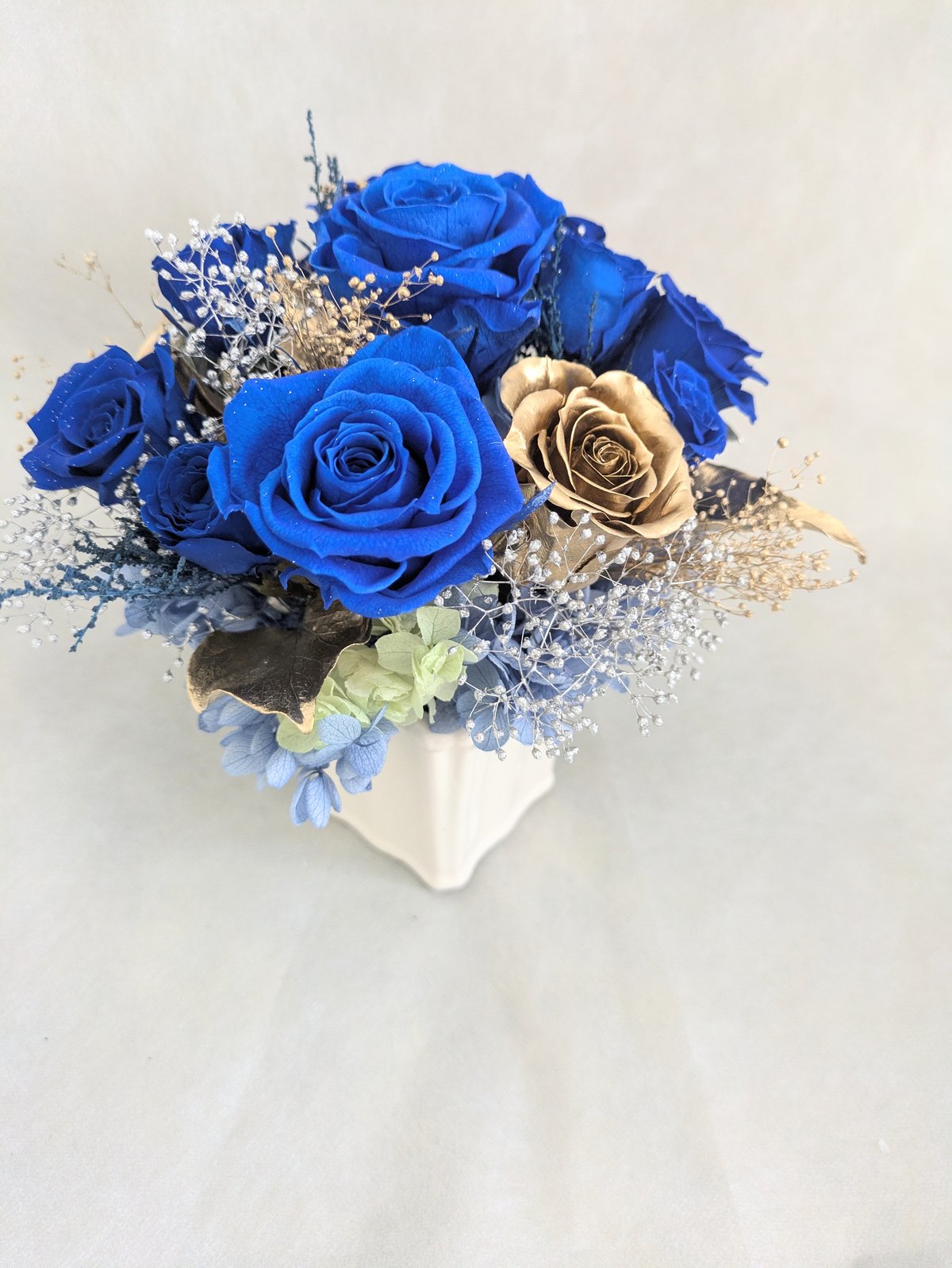 青い薔薇とゴールドローズアレンジ/プリザーブドフラワー夜空の輝き