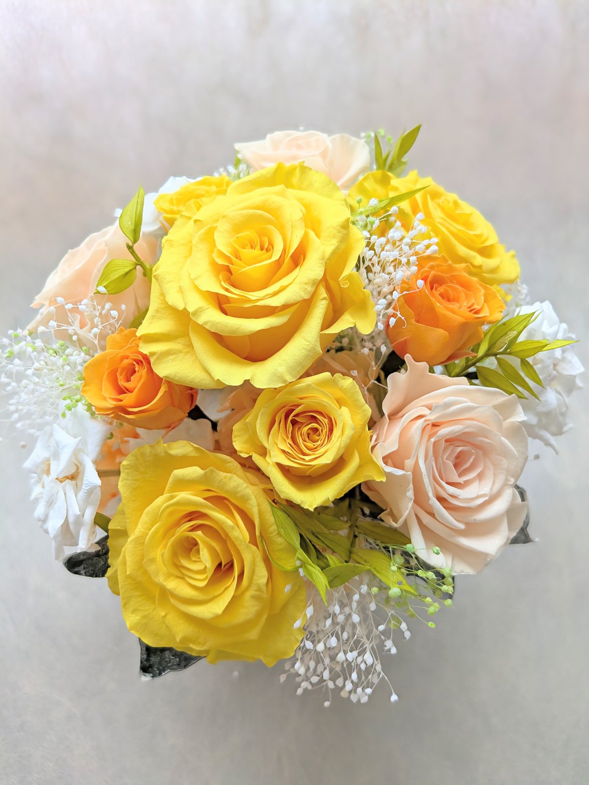 プリザーブドフラワー/レモンイエローとオレンジ、白の薔薇とかすみ草