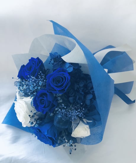 プリザーブドフラワー青と白の11 輪の薔薇にかすみ草とリボンをふんわり束ねた花束（花束ラッピングお届け）