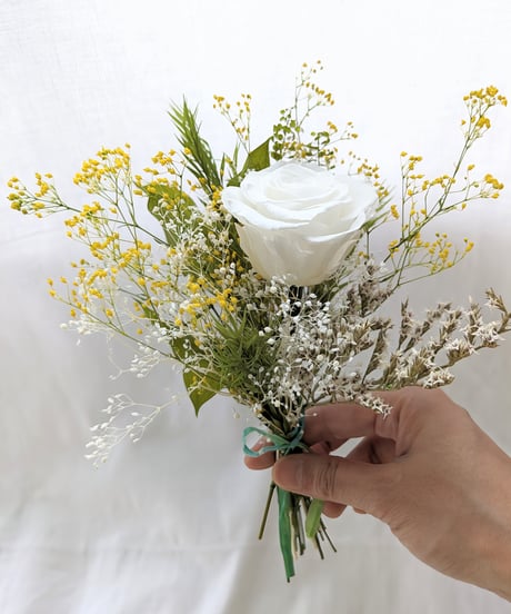 プリザーブドフラワー大輪の白の薔薇とかすみ草の花束（花束ラッピング）