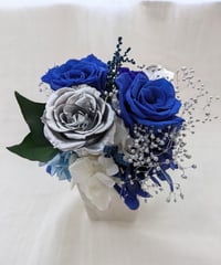 プリザーブドフラワー幸福の青い薔薇とシルバーのローズアレンジ【リボンラッピング付き】