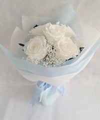 【プリザーブドフラワー大輪の白薔薇5輪とかすみ草の花束】純白の薔薇記念日・ウエディング