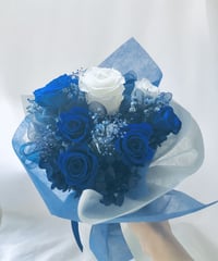 プリザーブドフラワー青と白の11 輪の薔薇にかすみ草とリボンをふんわり束ねた花束（花束ラッピングお届け）