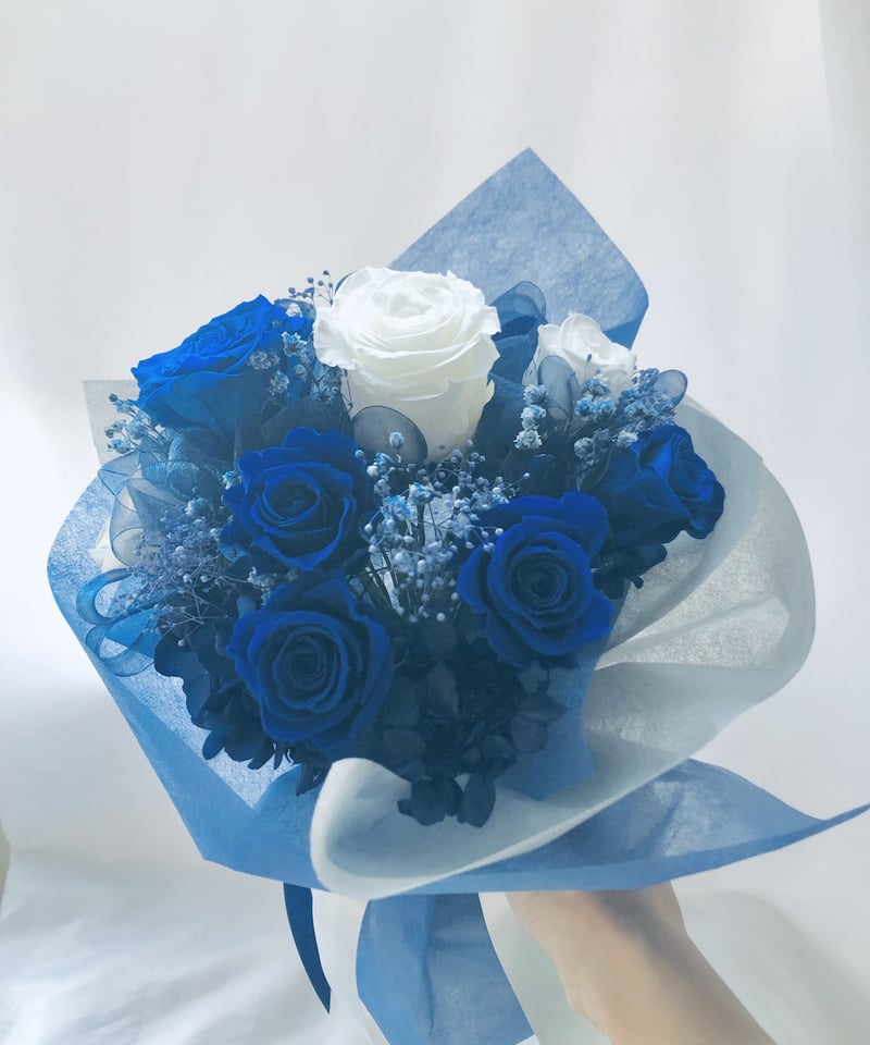 プリザーブドフラワー青と白の11 輪の薔薇にかすみ草とリボンを
