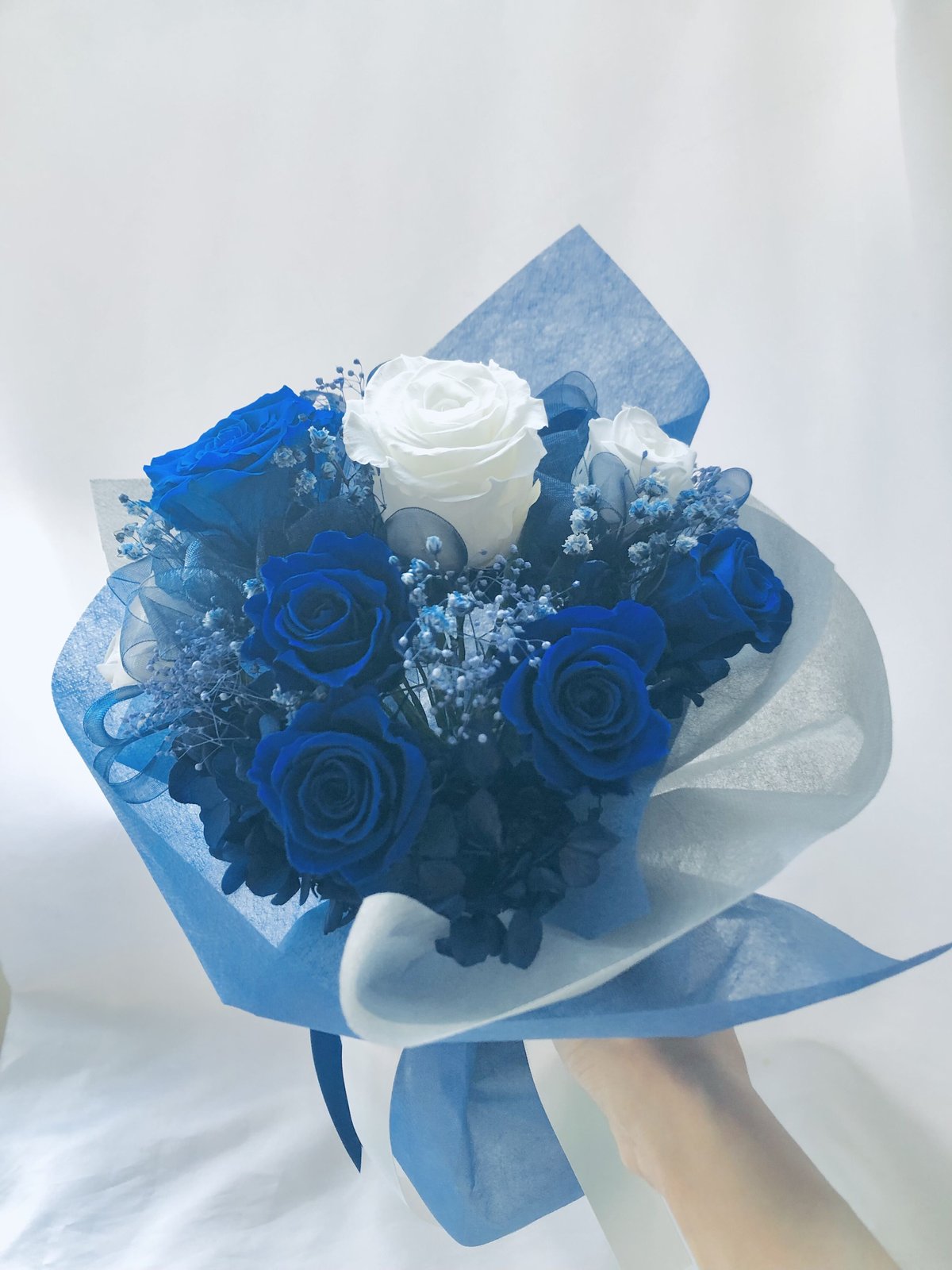 プリザーブドフラワー青と白の11 輪の薔薇にかすみ草とリボンを