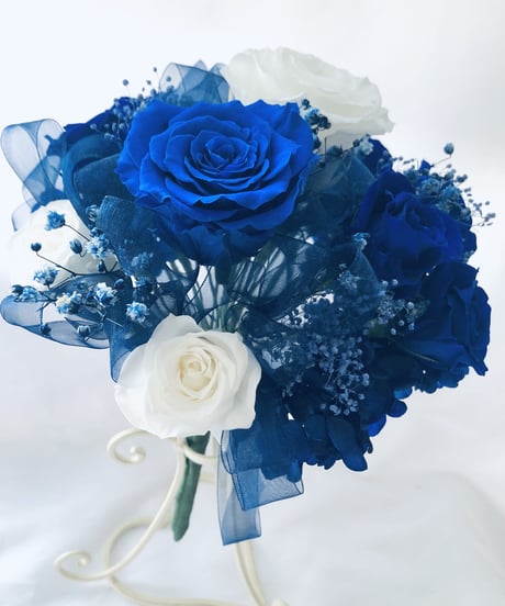 プリザーブドフラワー青と白の11 輪の薔薇にかすみ草とリボンをふんわり束ねた花束（花束ラッピングお届け）