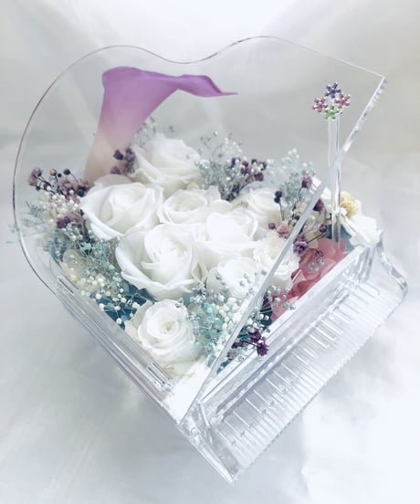 【プリザーブドフラワー／グランドピアノシリーズ】白い薔薇とカラーの音色/フラワーケースリボンラッピング付き