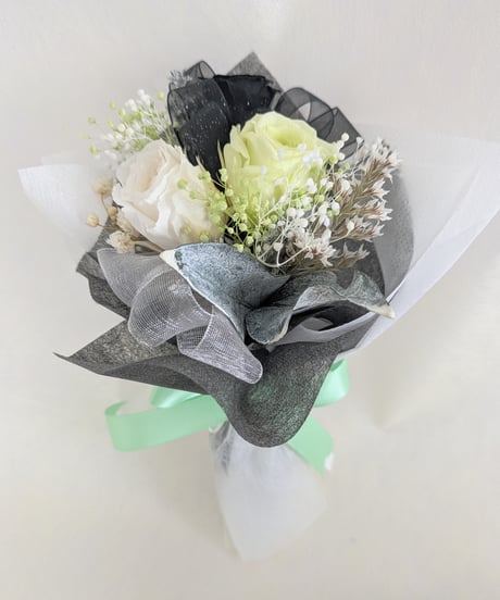 プリザーブドフラワー／花束ボックス／3色のミニ薔薇と小花のミニ花束 パステルグリーン☆光彩陸離